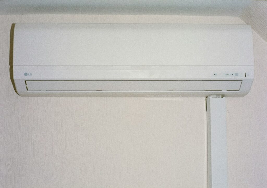 壁に設置された白いエアコン室内機