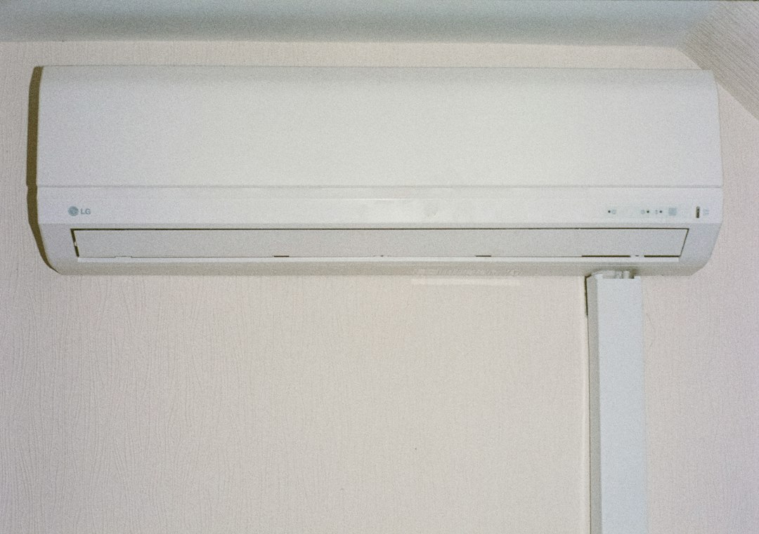 壁に設置された白いエアコン室内機