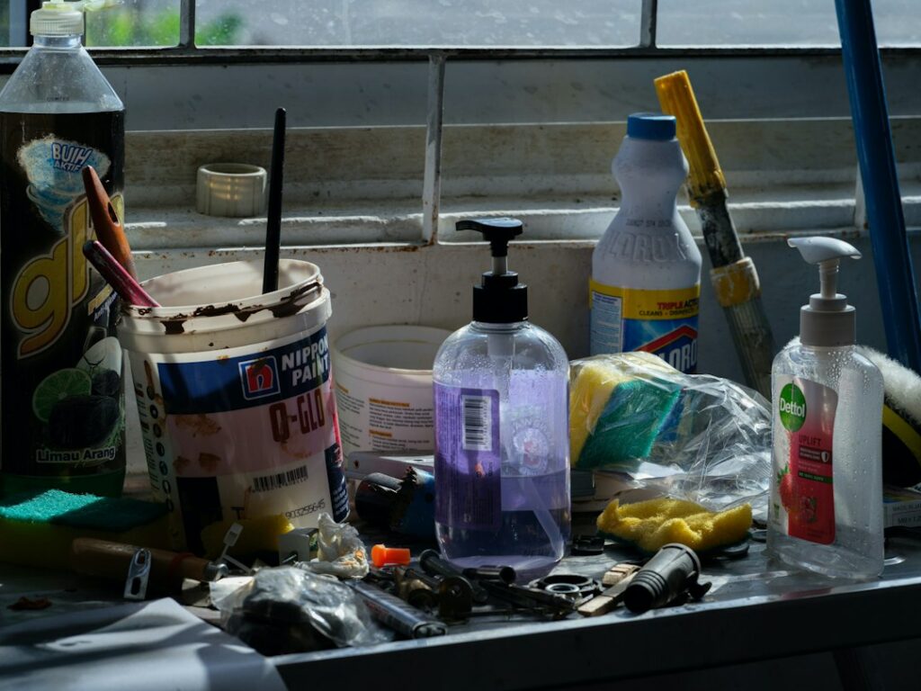 ブラシやスポンジなどの掃除道具