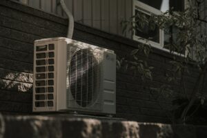 屋外に設置された家庭用エアコンの室外機