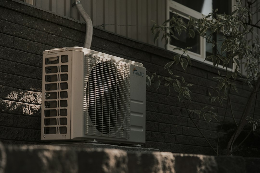屋外に設置された家庭用エアコンの室外機